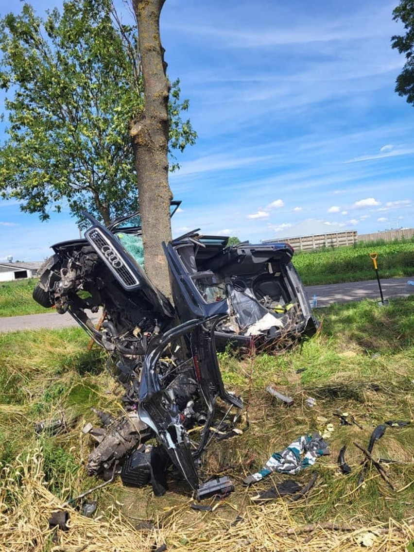 Gmina Miłoradz. Groźny wypadek w Mątowach Wielkich, 30.07.2022 r. Kierowcę zabrał śmigłowiec LPR. Zdjęcia