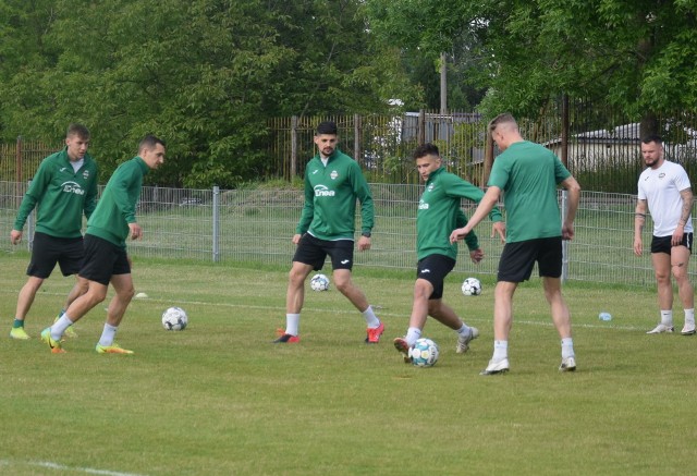 Finiszuje  Fortuna 1 Liga z udziałem Radomiaka Radom. Do rozegrania zostały już tylko dwie ligowe kolejki. Mamy nadzieję, że Radomiak sprawi swoim kibicom ogromną radość i awansuje bezpośrednio do ekstraklasy z pierwszego lub drugiego miejsca. Cały piłkarski Radom na to czeka.Jak grają ekipy o awans?33 kolejka: ŁKS Łódź - Termalika Nieciecza (piątek, godzina 20.30), Arka Gdynia - Radomiak Radom (sobota, godzina 12.40, transmisja w telewizji Polsat Sport), Stomil Olsztyn - Miedź Legnica (sobota, 16.30)Zagłębie Sosnowiec - Górnik Łęczna (niedziela, 12.40), Odra Opole - GKS Tychy (niedziela, 12.40).34 kolejka (wszystkie mecze w  niedzielę, 13 czerwca o godzinie 12.40): Radomiak Radom - Korona Kielce, GKS Tychy - ŁKS Łódź, Górnik  Łęczna - Sandecja Nowy Sącz, Chrobry Głogów - Arka Gdynia, Widzew Łódź - Odra Opole,  Termalika Nieciecza - Stomil Olsztyn.Są jeszcze baraże o awans. Zagrają w nich zespoły z miejsc 3-6.  Na dzień dzisiejszy te pozycje zajmują zespoły, GKS Tychy, Arki Gdynia, ŁKS Łódź i Górnika Łęczna.W 33 kolejce podopieczni trenera Dariusza Banasika, piłkarze Radomiaka zagrają z Arką w Gdyni. Już w czwartek autokar z piłkarzami Radomiaka udaje się ten mecz. Radomiak przeciwko Arce zagra w najmocniejszym składzie. Nikt nie jest kontuzjowany, nikt nie pauzuje za kartki.Tabela z udziałem drużyn, które walczą o awans i baraże1. Termalika Nieciecza	32	64	54-252. Radomiak Radom	32	62	45-203. GKS Tychy	32	59	43-254. Arka Gdynia	32	57	48-305. ŁKS Łódź	32	54	55-386. Górnik Łęczna	32	50	43-307. Miedź Legnica	32	49	47-348. Odra Opole	32	49	33-34ZOBACZ ZDJECIA Z TRENINGU>>> 