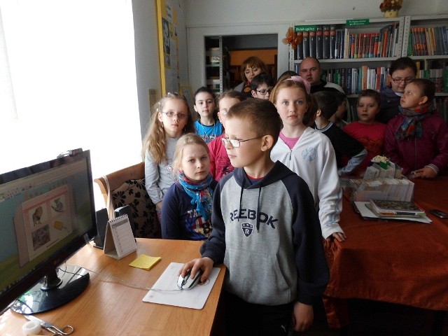 Bibliotekę odwiedzają między innymi uczniowie klasy III szkoły podstawowej w Sycynie.  
