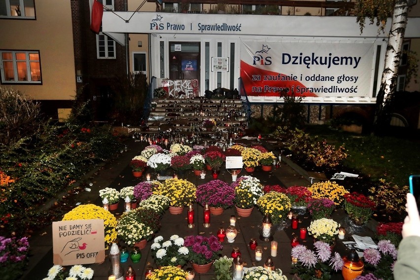 Znicze i kwiaty przed siedzibą PiS w Szczecinie. Od drzwi aż do chodnika! Zobacz ZDJĘCIA