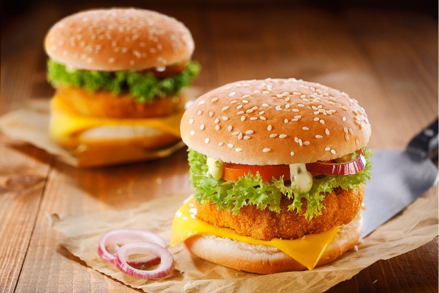 Burger z kotletem z panierowanego sera był jednym z najpopularniejszych przepisów w serwisie TikTok.