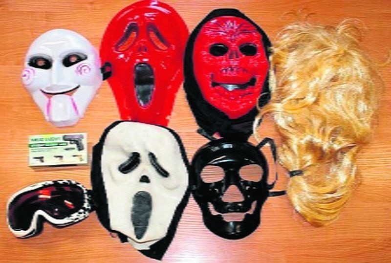 Twarze przestępcy zakrywali tymi maskami.