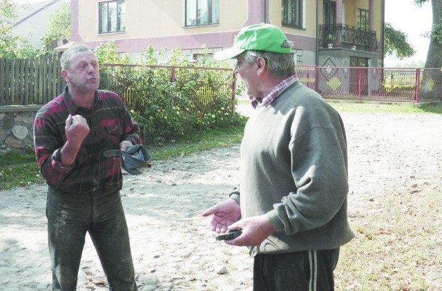 Wiesław Ramotowski (z prawej) nie zamierza oddawać kawałka swojej ziemi. Sąsiedzi ze wsi (na zdj. Eugeniusz Rogowski) zarzucają mu, że broni tylko prywaty a droga będzie służyła wszystkim.