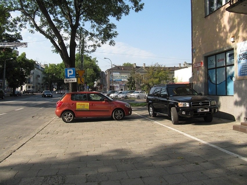 Ta sama sytuacja. Kierowca musi wjechać na krawężnik. Po co?...