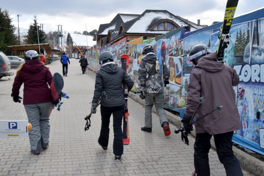 Zimowe szaleństwo na stoku narciarskim w Krajnie. Chętnych do jazdy nie brakowało (ZDJĘCIA)