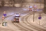 Trudna sytuacja na drogach i przerwy w dostawie prądu. Opady śniegu na Pomorzu