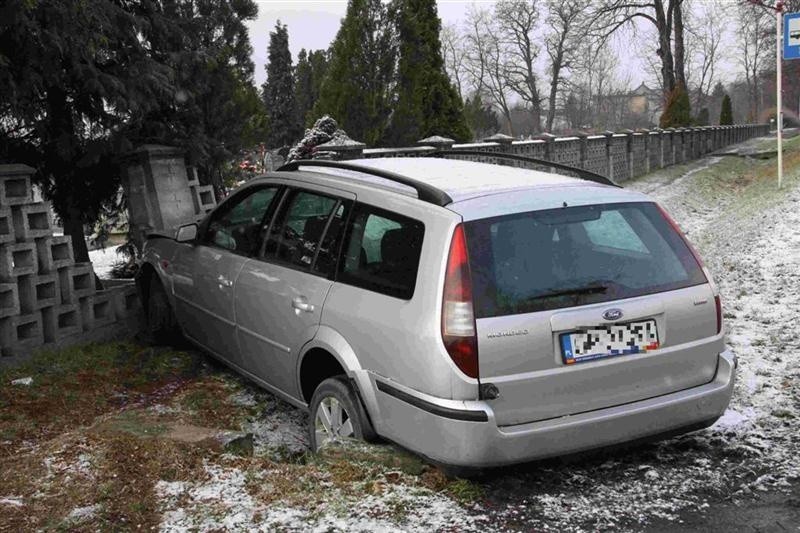 Ford wjechał w ogrodzenie cmentarza.