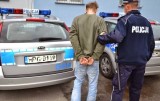 Kibice zaatakowali policjantów w trakcie meczu. Jeden z nich rzucił petardą w funkcjonariusza