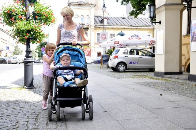 Nie wyobrażam sobie, żeby pić alkohol w towarzystwie dzieci &#8211; mówi Małgorzata Piwońska, którą spotkaliśmy spacerującą po deptaku z córką Mają i synkiem Mikołajem. - Źle bym się czuła, dzieci nie powinny tego widzieć 