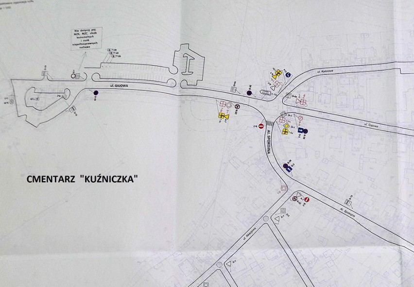 Zmiana organizacji ruchu przy cmentarzach w Kędzierzynie-Koźlu. Gdzie wprowadzono ruch jednokierunkowy?