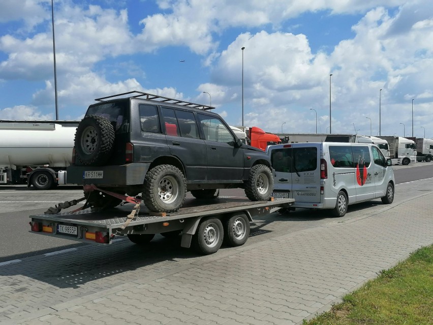 Ceniony trener Andrzej Horna po raz siódmy zawiózł dary do Lwowa. To była jednak wyjątkowa trudna wyprawa. Zobacz zdjęcia