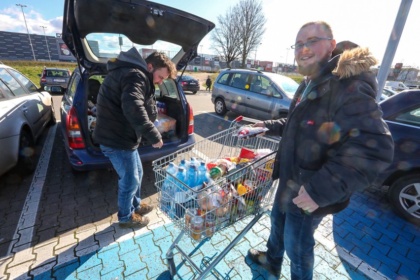 Sklepy wprowadzają specjalne zasady obsługi klientów....