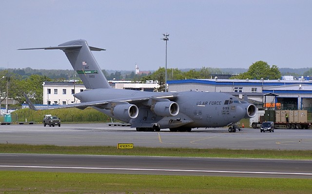 Amerykański transportowiec C-17 na lotnisku w Gdańsku Rębiechowie