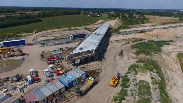 Od poniedziałku 24 sierpnia, przez najbliższy tydzień, na odcinku B - od Piotrkowa do Kamieńska - budowanej autostrady A1 planowane są prace związane z montażem szalunków i belek nośnych wiaduktów oraz przejść dla zwierząt, co będzie wymagało czasowych zatrzymań ruchu. Zobacz ZDJĘCIA na kolejnych slajdach 