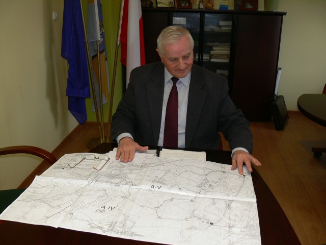 Marek Jońca, burmistrz Koprzywnicy pokazuje tereny, które bez przeprowadzonej melioracji zostaną zalane lub podtopione.