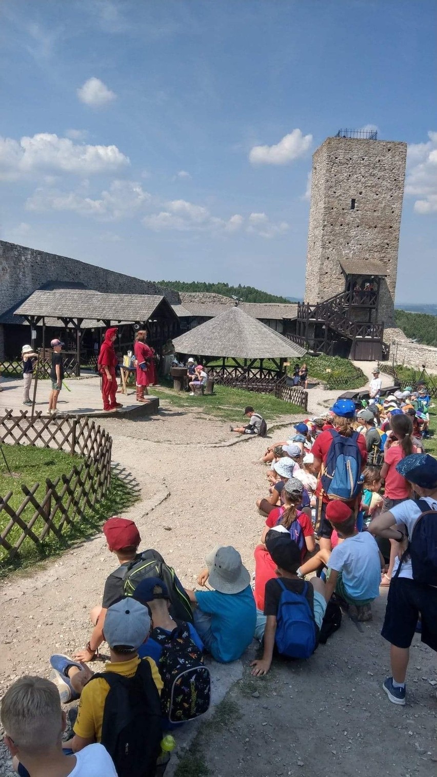 Wielu turystów w Zamku Królewskim w Chęcinach. Ruszyły gry terenowe. Zobacz zdjęcia