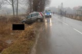 Śmiertelny wypadek w powiecie radomszczańskim. Kobieta jadąca fordem uderzyła w drzewo