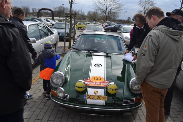 Pod Hala Częstochowa zaparkowały "maluchy", polonezy, "duże fiaty", ale także m.in. Porsche 911.