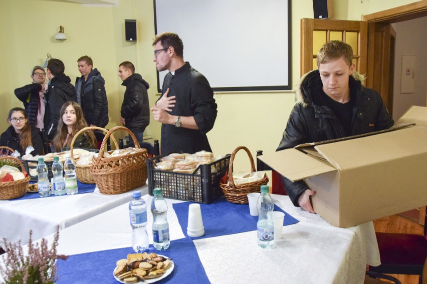 W Słupsku rozdawali kanapki i torby miłosierdzia [zdjęcia]