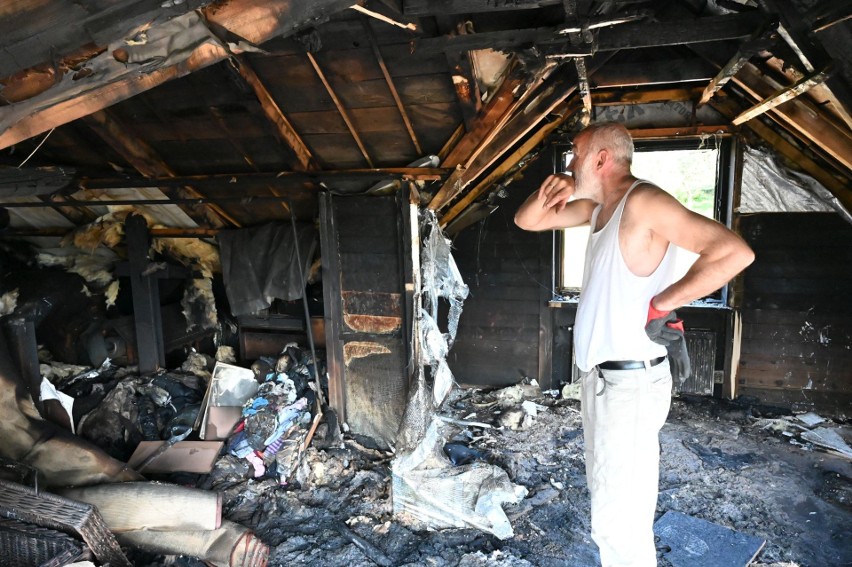 Pożar strawił dom w Jeleniowie w gminie Nowa Słupia. Możemy pomóc rodzinie go odbudować [WIDEO, ZDJĘCIA]