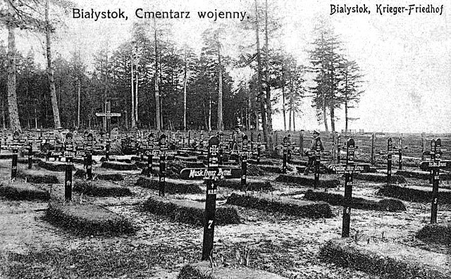 Cmentarz wojenny żołnierzy armii niemieckiej i rosyjskiej w Lesie Zwierzynieckim. Obecnie pod siedzibą Radia Białystok. Fotografia pochodzi  z 1916 roku