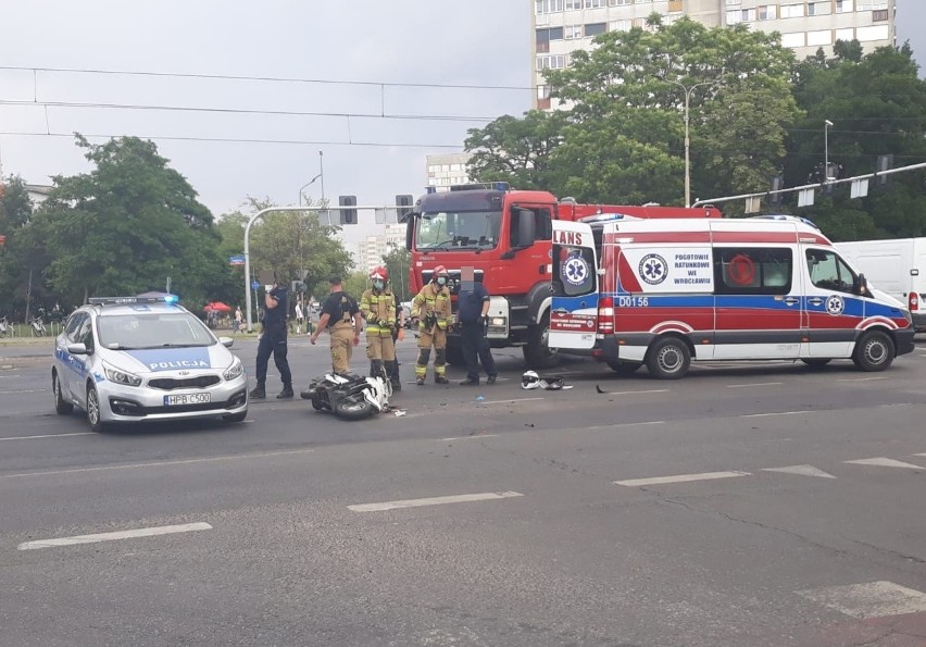 Wypadek na Legnickiej. Policyjny radiowóz zderzył się ze skuterem 