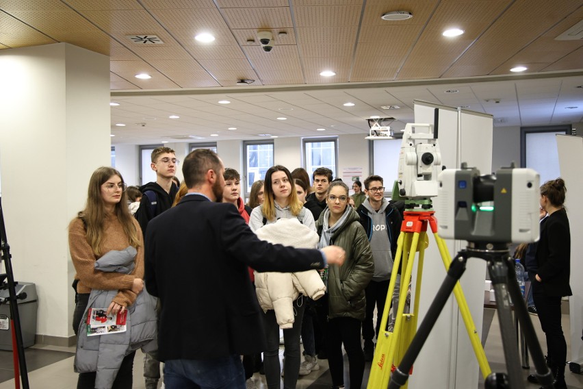 Uczniowie szkół średnich tłumnie odwiedzili Politechnikę Świętokrzyską. W ramach GIS Day uczyli się o roli informatyki w geografii. Zdjęcia