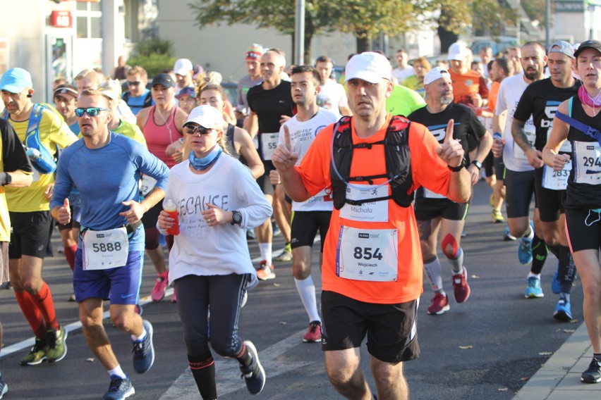 Zdjęcia z maratonu w Poznaniu 2018 - biegacze na pierwszym...