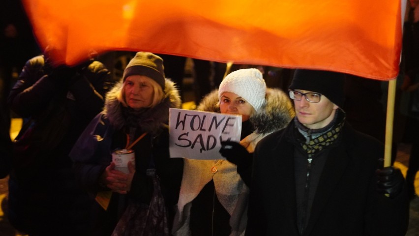 Protest KOD-u w obronie niezależności sądów w Białymstoku. Ludzie skandowali "Wolne sądy". Tłumów nie było (zdjęcia)