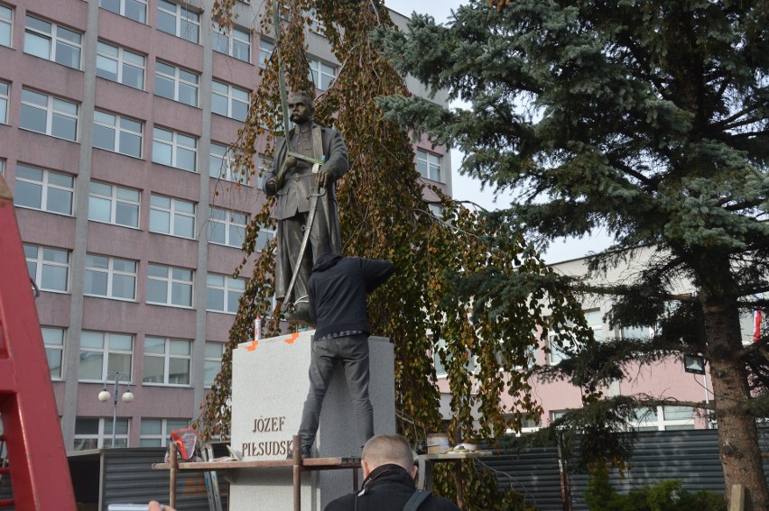 Tarnów. Marszałek Józef Piłsudski ma wreszcie pomnik w mieście. Na cokole ustawiono go w kwadrans [ZDJĘCIA]