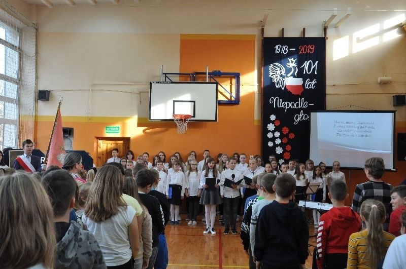 Uczniowie Szkoły Podstawowej numer 2 w Końskich śpiewali hymn [ZDJĘCIA]