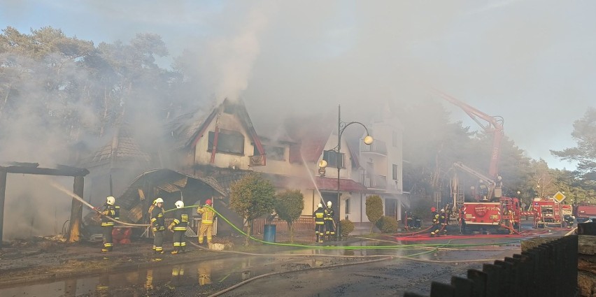 Spłonęła Łebska Chata w Łebie. Z ogniem walczyło 30 zastępów straży pożarnej [NOWE ZDJĘCIA, WIDEO]