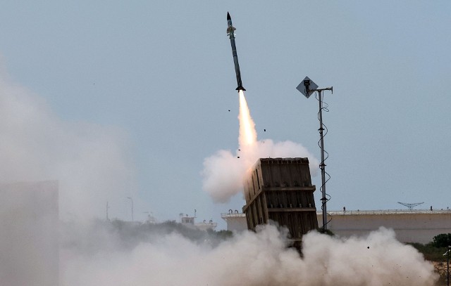 Izraelski system obrony powietrznej Żelazna Kopuła w akcji.