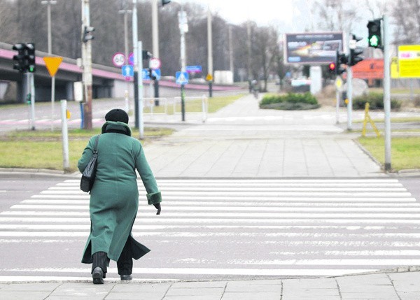 Zielone światło na przejściu dla pieszych pali się tak krótko, że można  pokonać tylko połowę alei.