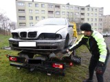 Straż Miejska w Katowicach ściga z mocy prawa właścicieli porzuconych samochodów. Poniosą oni niemałe koszty usunięcia wraku