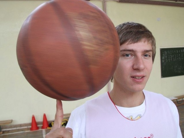 - Koszykówka to całe moje życie - mówi Marcin Nowakowski, pierwszy kielczanin grający w Polskiej Lidze Koszykówki.