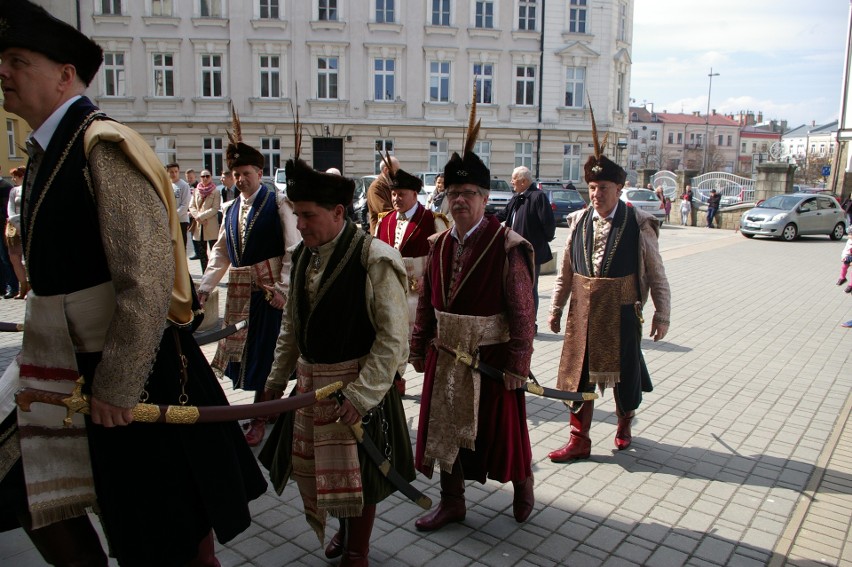 Gorlice. Cech Rzemiosł i Przedsiębiorczości ma nowy sztandar. Uroczyste poświęcenie w bazylice