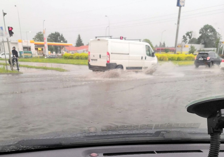 Poniedziałkowa burza zalała m.in. rondo obok galerii Białej...