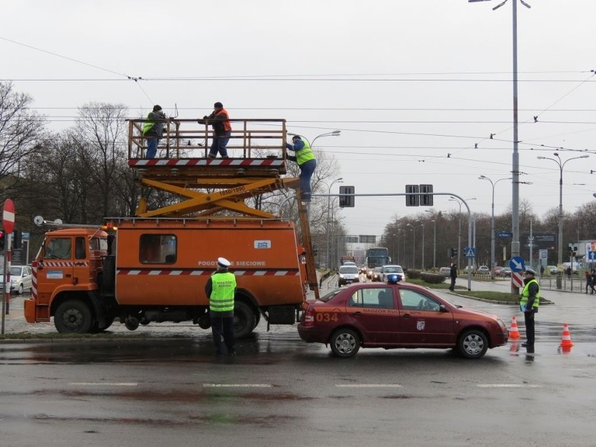 Wrocław: Zerwana trakcja, tramwaje nie dojeżdżały na pętlę przy ul. Ślężnej (ZDJĘCIA)