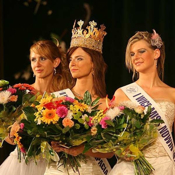 Od lewej: II vicemiss Nowin - Jadwiga Pado, Miss Nowin - Izabela Uzdejczyk, I vicemiss Nowin - Natalia Iskrzycka.