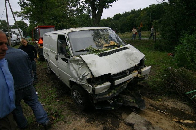 Samochód volkswagen transporter wiozący drewno uderzyl w przydrozny dom. (Fot. Kamil Nagórek)