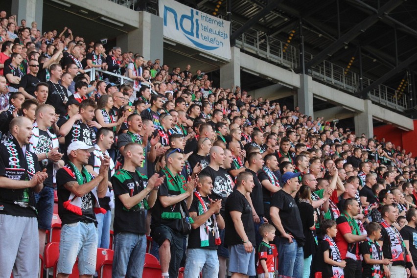 Kibice GKS Tychy dopingują swoich piłkarzy. Stadion jest...