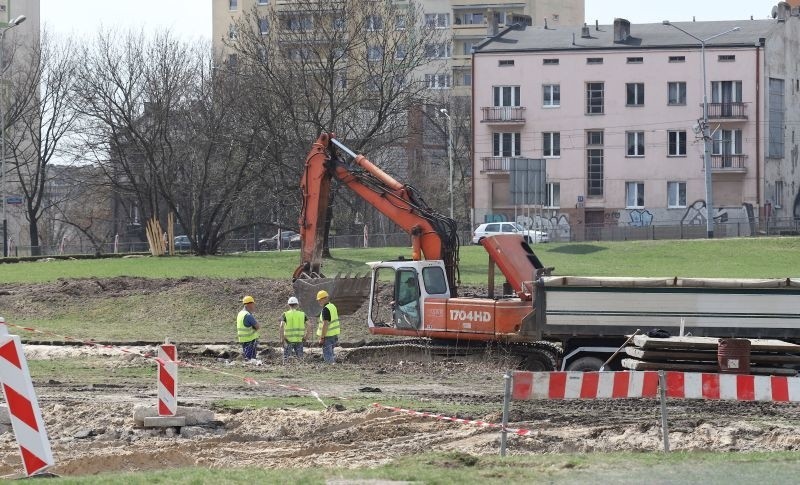 Kolejny remont i kolejne opóźnienia. Na budowie przedłużenia al. Grohmanów przestój, bo... grunt jest zły [ZDJĘCIA]