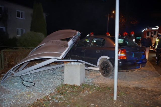 W sobotę (17.11) wieczorem 17-letni kierowca opla astry wjechał w przystanek autobusowy w Jezierzycach, na którym znajdowało się sześć osób. 