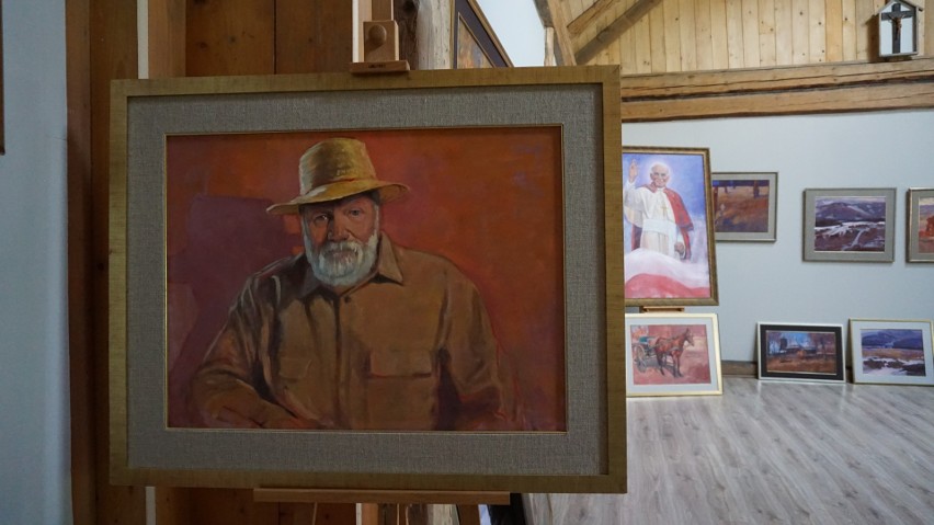 Portret malarza-gospodarza wita gości jego galerii sztuki