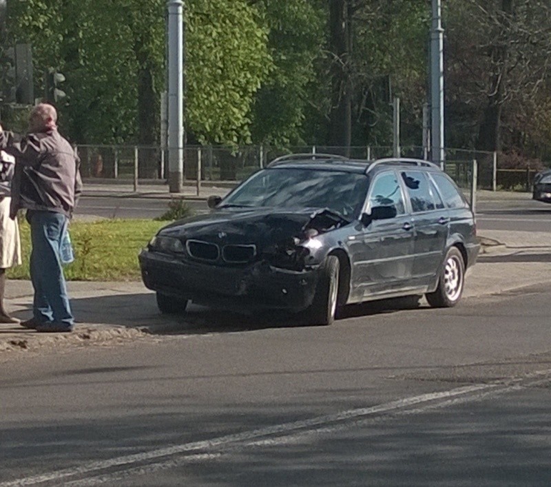 Groźny wypadek na skrzyżowaniu ulic Kilińskiego i Tymienieckiego! BMW uderzyło w clio [zdjęcia]