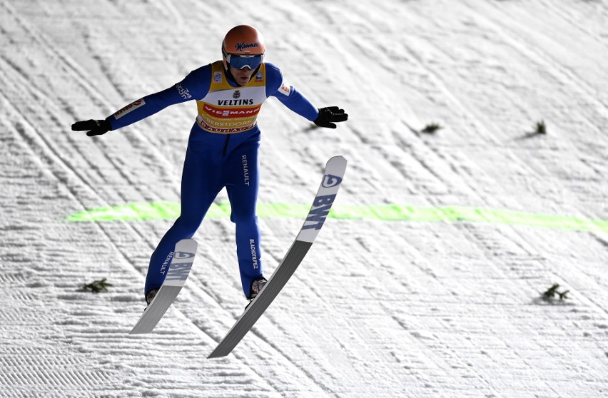 Dawid Kubacki podczas konkursu skoków narciarskich w...