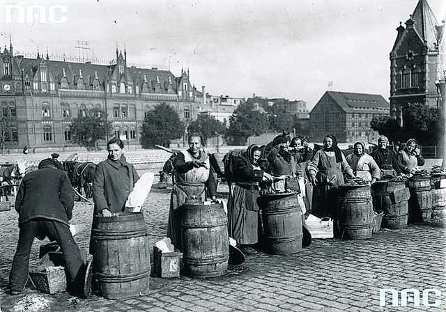 Listopad 1925 rok. Panie sprzedają śledzie