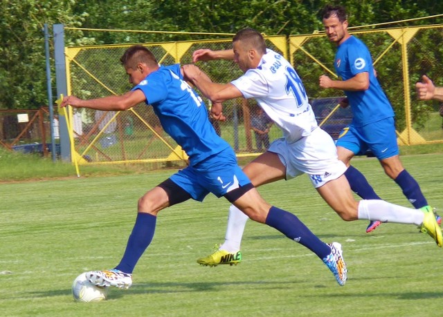 Piłkarze Gwardii Koszalin (niebieskie stroje) to triumfator ostatniej edycji rozgrywek o Puchar Polski ZZPN