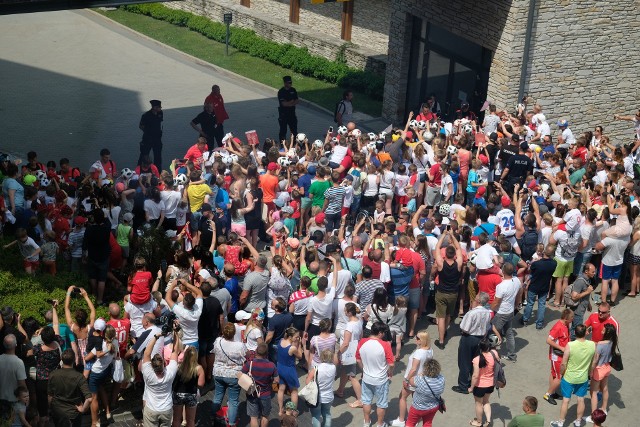 Tłum kibiców zebrał się w piątek pod Hotelem Arłamów, gdzie trwa zgrupowanie reprezentacji Polski. Kadrowicze po zakończonym treningu rozdawali autografy.